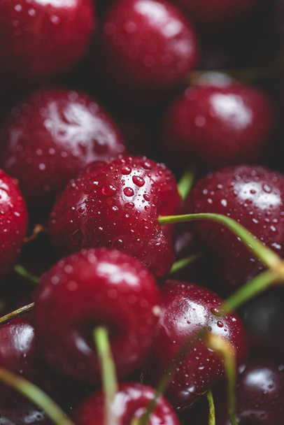 Fresh red ripe organic macro sweet cherry with waterd drops. background. closeup - Foto, afbeelding
