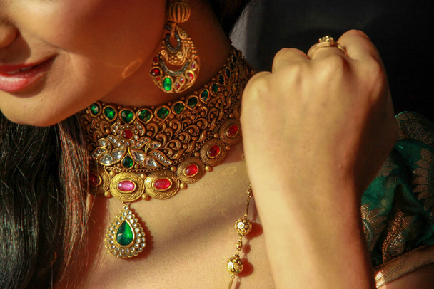 beaux dessins de bijoux ethniques indiens avec modèle - Photo, image