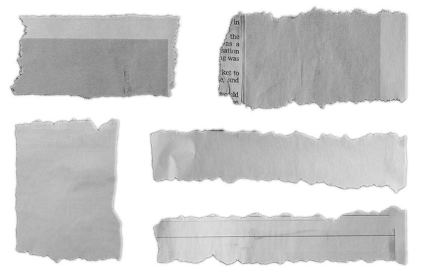 Öt darab tépett papír egyszerű háttérrel  - Fotó, kép