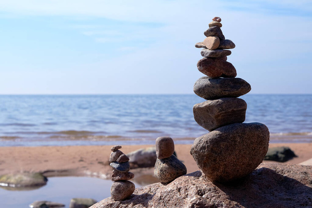 Ζεν ισορροπία των λίθων σε βραχώδη παραλία της Βαλτικής Θάλασσας την ηλιόλουστη μέρα - Φωτογραφία, εικόνα