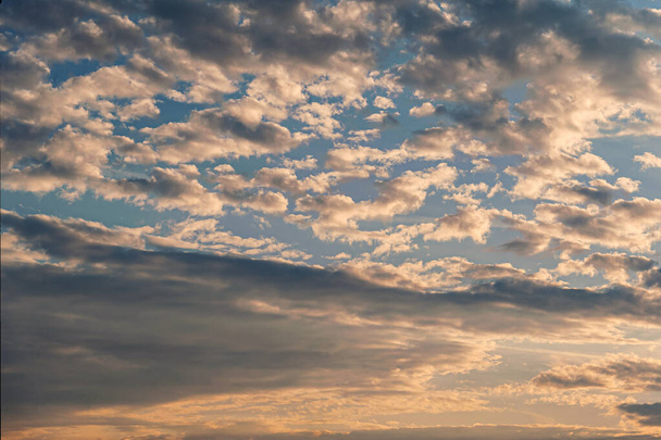 abstrakti tausta pilvinen auringonlasku taivas kultainen tunti - Valokuva, kuva