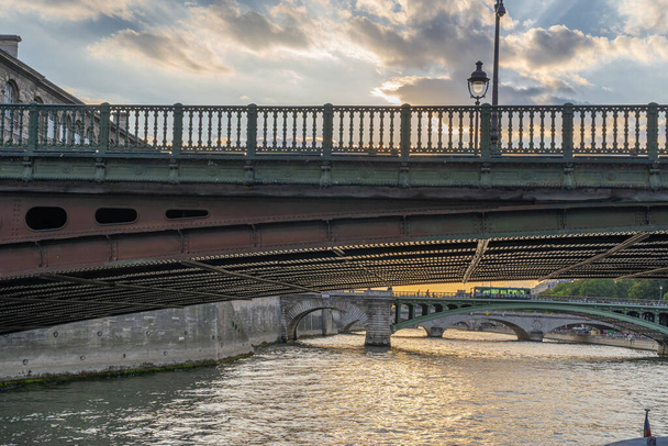 Parijs, Frankrijk - 07 17 2020: Uitzicht op een brug vanaf een boot op de Seine - Foto, afbeelding