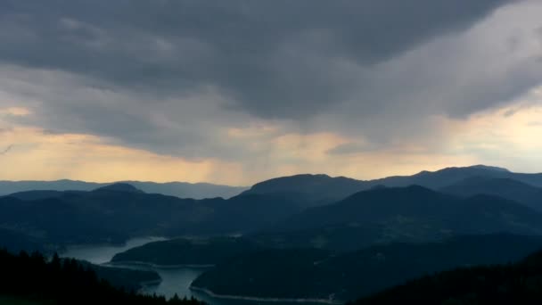 Вид на озеро Заовине с горы Тара в Сербии - Кадры, видео