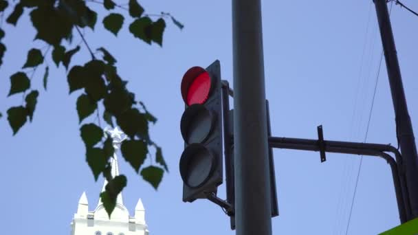 közlekedési lámpák a kék ég ellen - Felvétel, videó