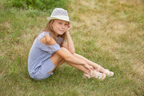 Little girl with hat, in the summer garden, outdoor - Fotoğraf, Görsel