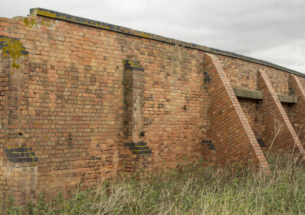 Agujeros de bala en un viejo campo de tiro pared de ladrillo - Foto, Imagen