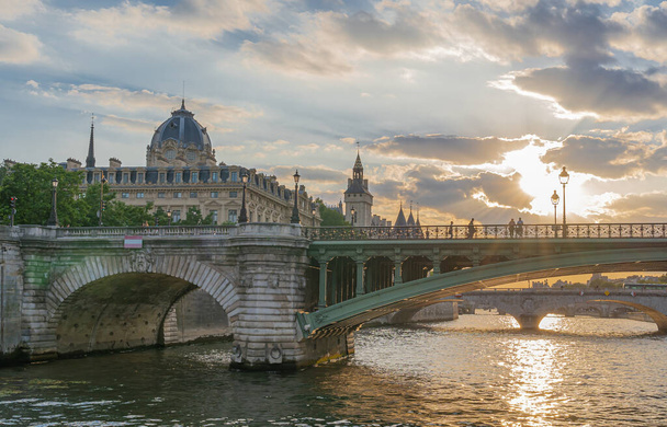 Parijs, Frankrijk - 07 17 2020: Uitzicht op een brug vanaf een boot op de Seine - Foto, afbeelding