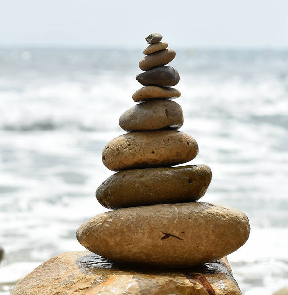 вежа з каменів на пляжі
 - Фото, зображення