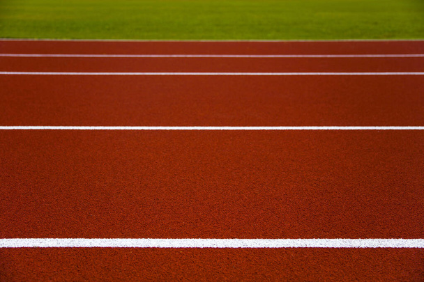 Primer plano de la pista de atletismo del estadio rojo - Foto, imagen