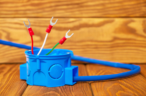 Elektrische aansluiting blauwe doos met kabel draad meestal gebruikt in het elektrische installatieproces - Foto, afbeelding