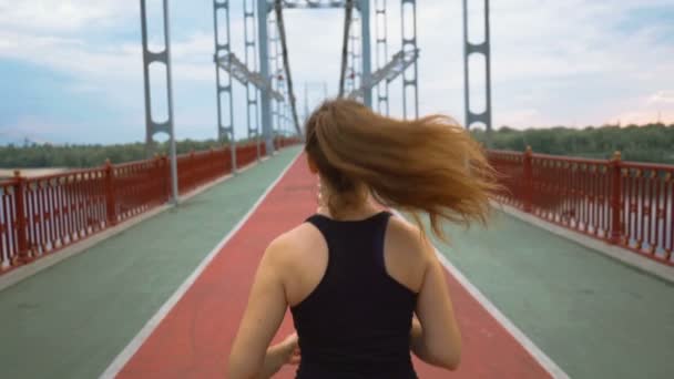 女の子は朝に橋を渡って走る - 映像、動画