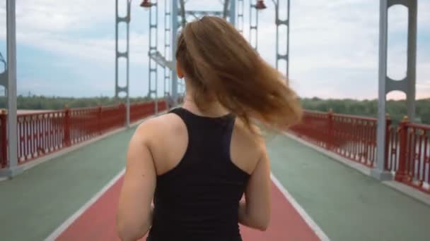 Κορίτσι τρέχει πέρα από τη γέφυρα το πρωί - Πλάνα, βίντεο