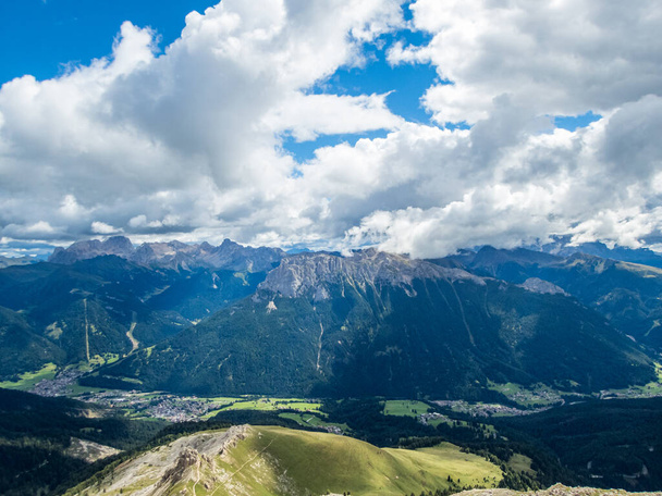 Klimmen op de Rotwand en Masare via ferrata in de rozentuin in de Dolomieten, Zuid-Tirol, Italië - Foto, afbeelding