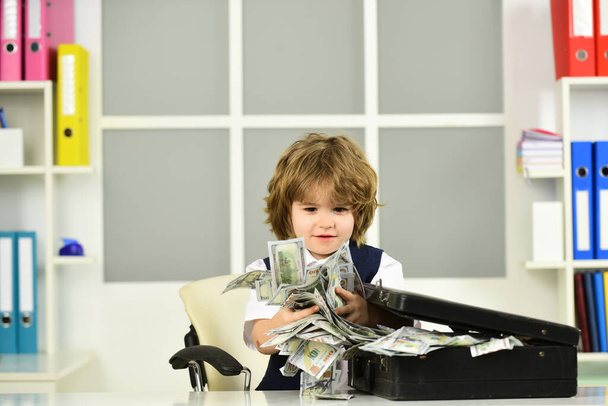 Pénz. A fiú dollárokat tart a kezében. Pénzügy és üzlet. Oktatás. - Fotó, kép