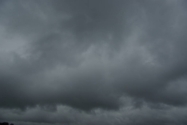 Nuages sombres dans un ciel alarmant. - Photo, image