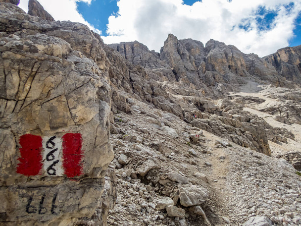 Escalada no Pisciadu via ferrata do grupo Sella nas Dolomitas, Tirol do Sul
 - Foto, Imagem