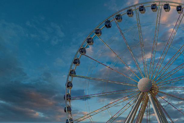 Велике колесо проти неба - Фото, зображення