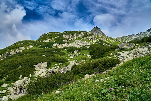 Gyönyörű panorámás drón kilátás nyílik a hegyre a Nemzeti Park Magas-Tátra. Észak-Szlovákia, Európa, EU. Gyönyörű világ.. - Fotó, kép