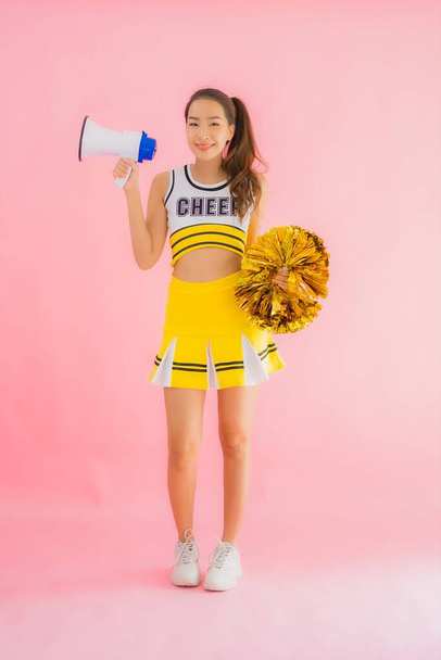 Muotokuva kaunis nuori aasialainen nainen cheerleader megafoni vaaleanpunainen eristetty tausta - Valokuva, kuva