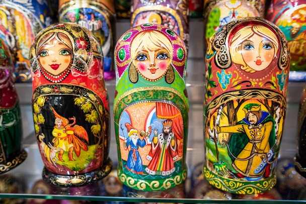 ロシアのサンクトペテルブルクで販売のためのカラフルな塗装入れ子人形のマクロ画像を閉じます - 写真・画像