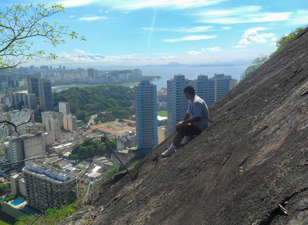 fiatal megcsodálva a dombon a Botafogo környéken John vannak (morro sao joao) Rio de Janeiro, Brazília. - Fotó, kép