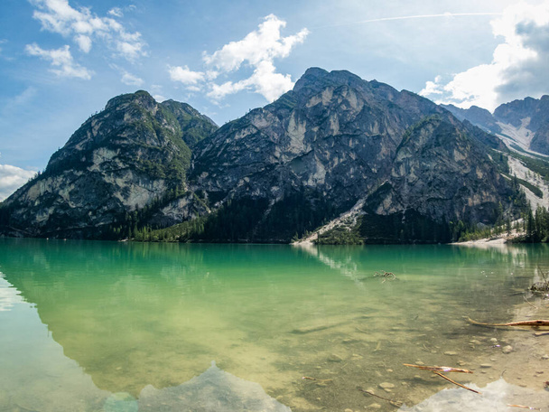 Wędrówki wzdłuż pięknego jeziora Braies w Dolomitach, Południowy Tyrol - Zdjęcie, obraz