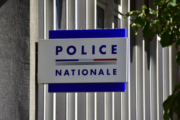 "Kansallinen poliisi "kyltti kirjoitettu ranskaksi poliisiasemalla Ranskassa - Valokuva, kuva
