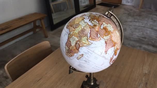 Retro globe položka zdobené v obývacím pokoji, stock záběry - Záběry, video