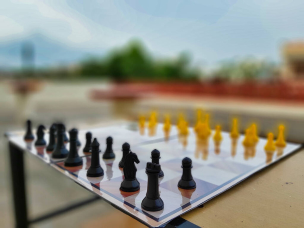 A sakkjátszma képe. Sakk egy kétjátékos stratégiai társasjáték játszott kockás fórumon 64 négyzetek rendezett 88 rács - Fotó, kép