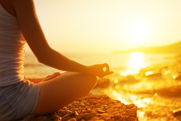 ruka ženy meditoval v póze jógu na pláži - Fotografie, Obrázek