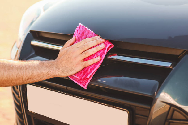Mężczyzna myjący samochód na zewnątrz, zbliżenie - Zdjęcie, obraz