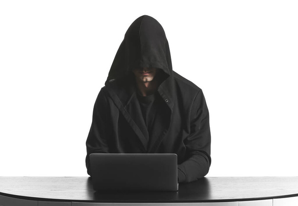 Επαγγελματίας χάκερ που χρησιμοποιεί φορητό υπολογιστή στο τραπέζι σε λευκό φόντο - Φωτογραφία, εικόνα