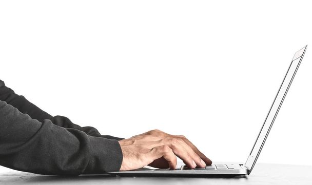 Hacker professionista che utilizza il computer portatile a tavola su sfondo bianco - Foto, immagini