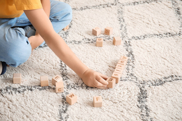 Kisfiú autista rendellenességgel játszik kockákkal otthon - Fotó, kép