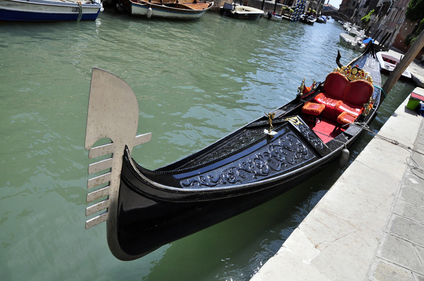 It di gondola aparcada Venecia - Foto, immagini
