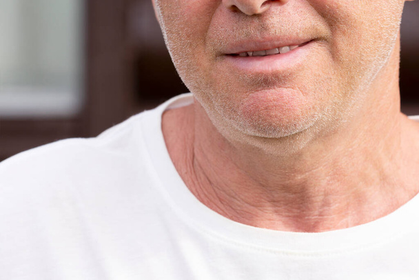 O queixo de um homem sorridente por barbear Close-up
 - Foto, Imagem