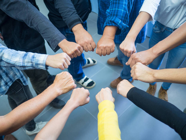 Primer plano de las manos muchas personas poniendo en círculo sus puños juntos como símbolo de unidad. Concepto de trabajo en equipo y relación
 - Foto, imagen