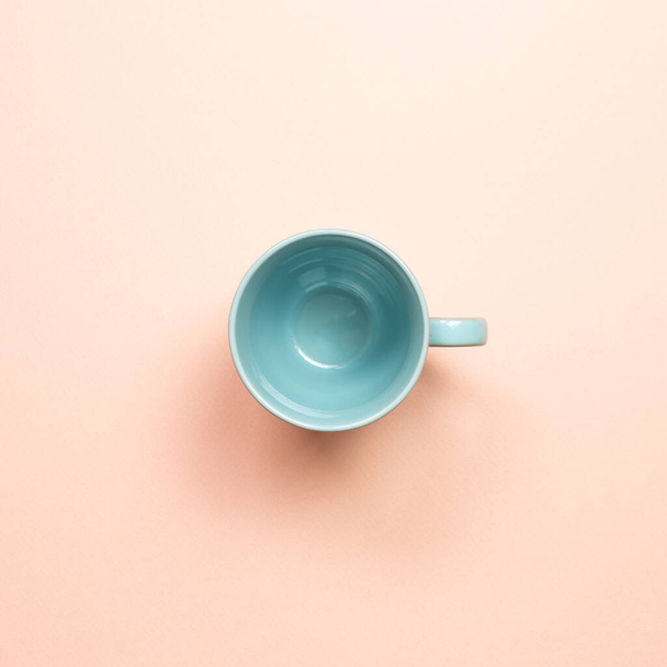 Blue empty mug cup on pink background. top view - Foto, Bild