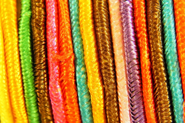 Барвисті мотузки в черзі
 - Фото, зображення