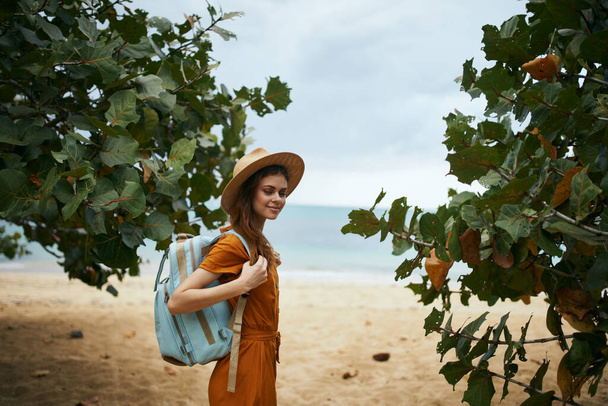 Backpacker Traveler Hat Walking Beach Island Landscape - Foto, Bild