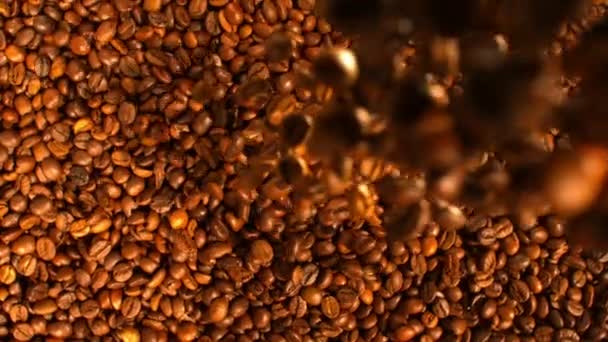 Przepływ ziaren kawy spadających na stos 4K - Materiał filmowy, wideo