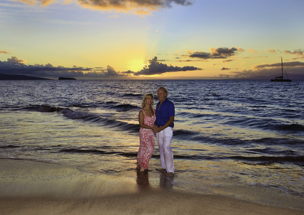 Vanhempi pari kävelee maui rannalla
 - Valokuva, kuva