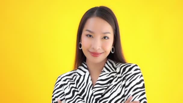 primer plano metraje de hermosa joven asiática en traje de cebra aislado en amarillo
 - Imágenes, Vídeo