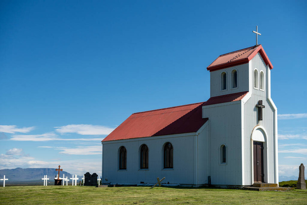 Τυπική Αγροτική Ισλανδική Εκκλησία κάτω από ένα γαλάζιο καλοκαιρινό ουρανό - Φωτογραφία, εικόνα