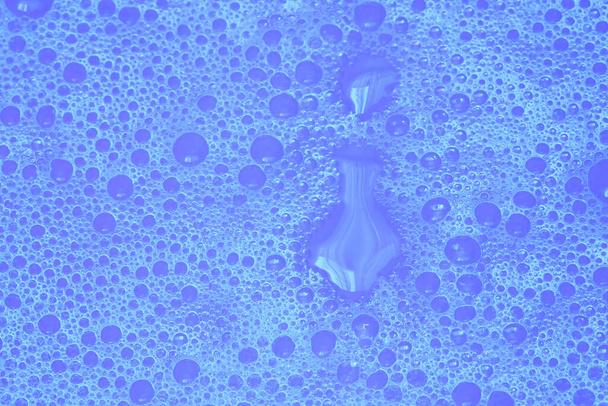 niebieska woda z bąbelkami piankowymi w tle, płyn do zmywania naczyń z bąbelkami piankowymi - Zdjęcie, obraz