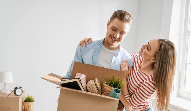 Happy young married couple are moving to new apartment. - Foto, imagen