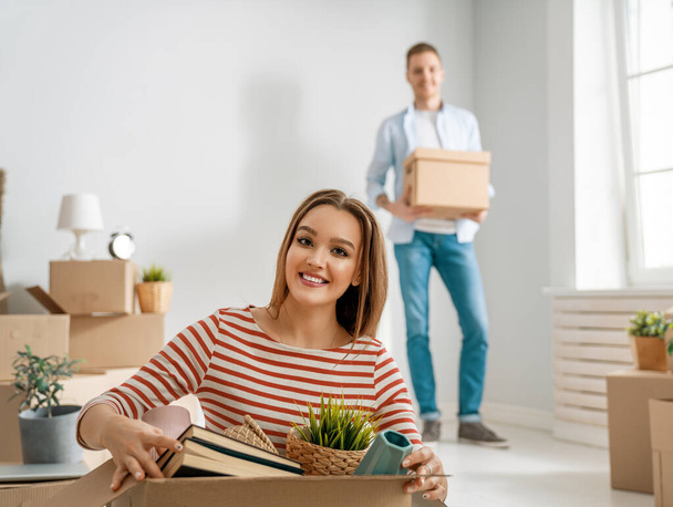 Happy young married couple are moving to new apartment. - Foto, Imagen