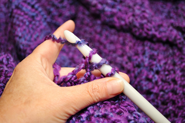 二重かぎ針編みステッチで紫ブランケットかぎ針編み - 写真・画像