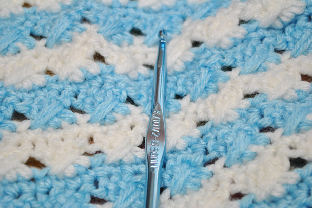 青と白の毛布の上のかぎ針編みフック - 写真・画像
