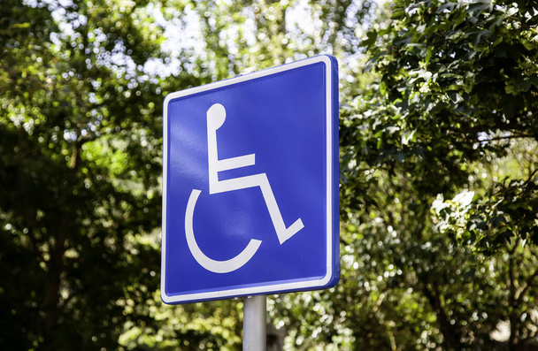 Pionowy znak dla osób niepełnosprawnych, szczegółowy znak informacyjny, udogodnienia dla osób - Zdjęcie, obraz